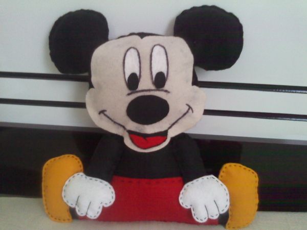 Mickey sentado